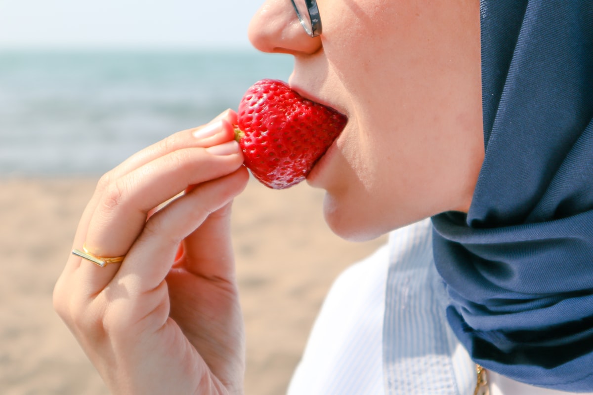 Nutrizionista che spiega i benefici